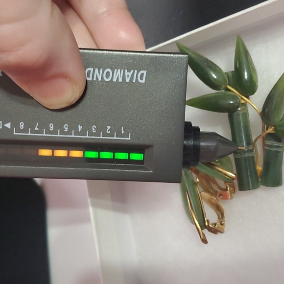 JADE Jewelry set 14k clip-on earrings, 1 brooch , 4 seperate strand necklace - Picture 4 of 15